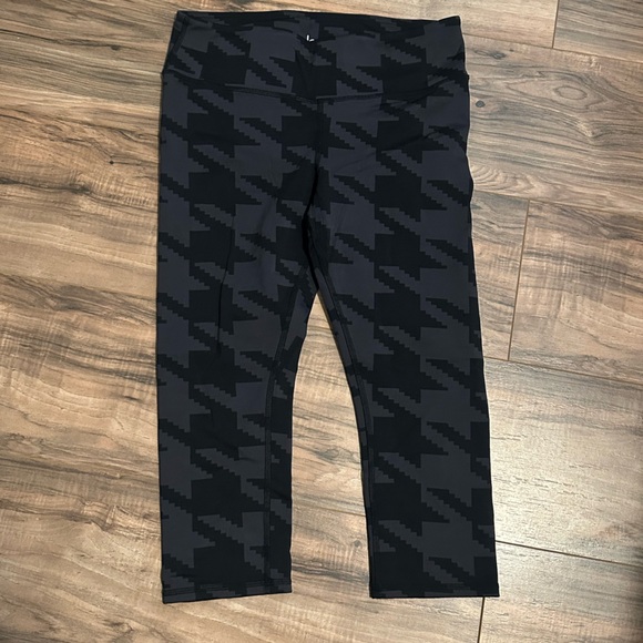 ALO Yoga Black Patterned Leggings (capri) - Picture 3 of 3
